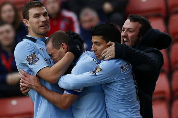 德尚在克莱枫丹问候球员：为卡马庆生、与坎特重逢（德尚现身克莱枫丹探访球员：为卡马庆生并与坎特久别重逢）